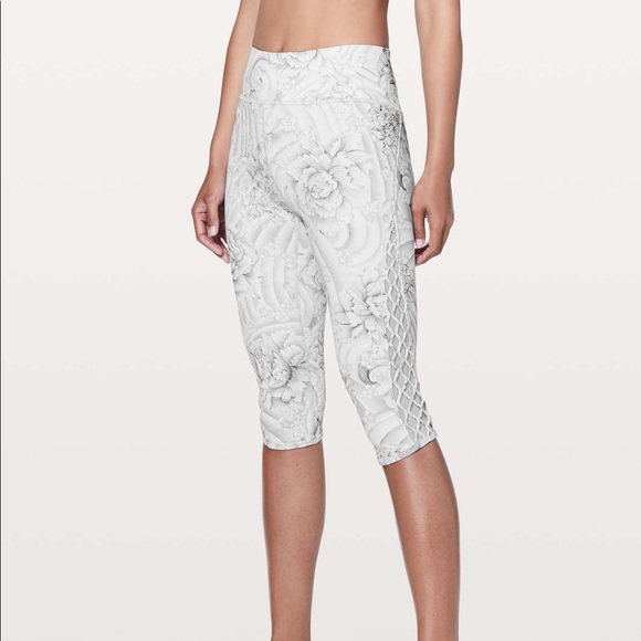 Lululemon Love Knot Crop - Size 8 - Twine White Multi - Picture 10 of 10